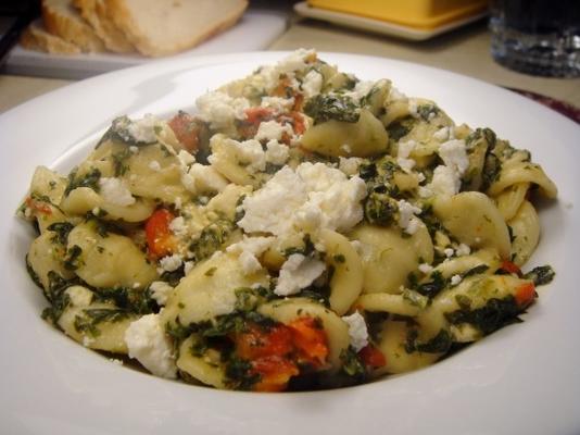 orecchiette met spinazie, geroosterde rode paprika en feta