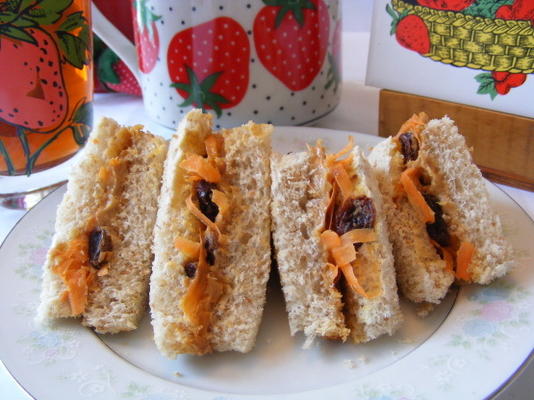 wortel-rozijnen pb-sandwiches
