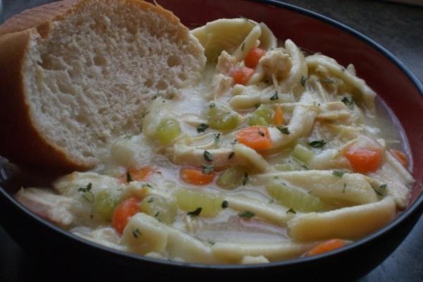 kippennoedelsoep over aardappelpuree
