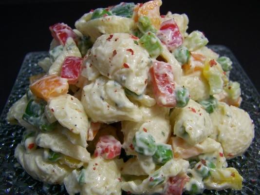 macaronisalade met bacon, erwten en romige dijon-dressing
