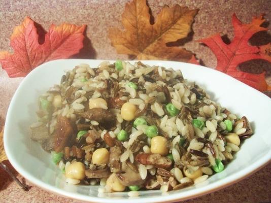 wilde rijstpilau met paddestoelen en pecannoten