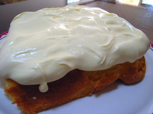 gouden cake met eenvoudige zachte toffee frosting