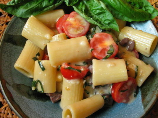 pasta met brie, tomaten, olijven en basilicum