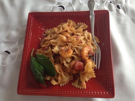 garnalen en pasta met basilicum en tomaten