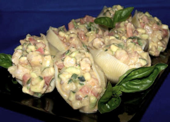 pittige garnalen gevulde schelpen salade