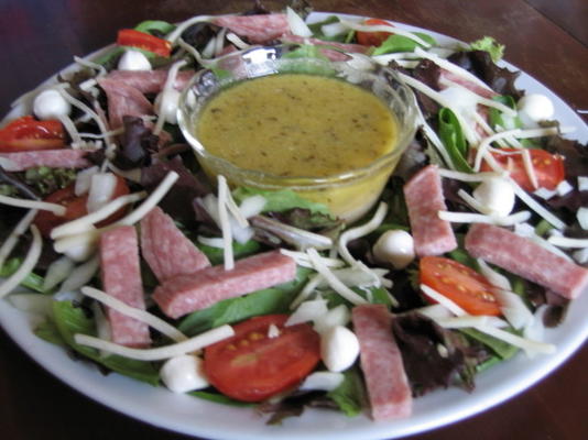 gehakte salade met Italiaanse vinaigrette