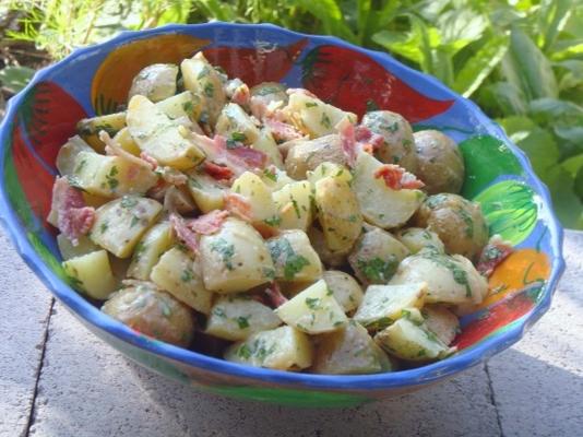 aardappelsalade met spek en peterselie