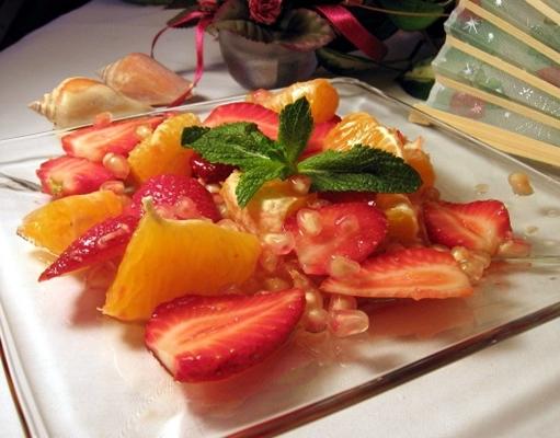 granaatappel met sinaasappelsap en aardbeien