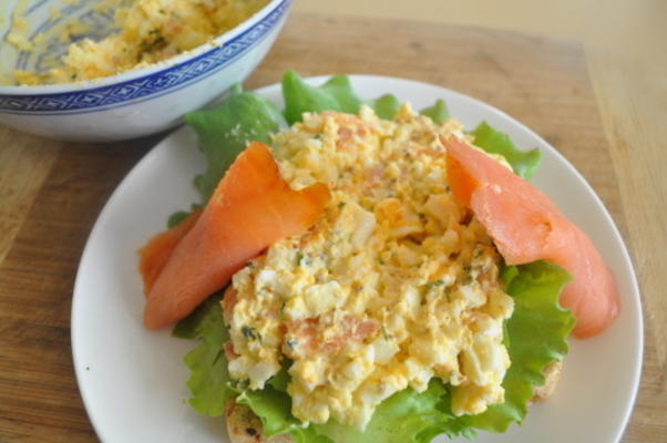 eiersalade en broodjes met gerookte zalm