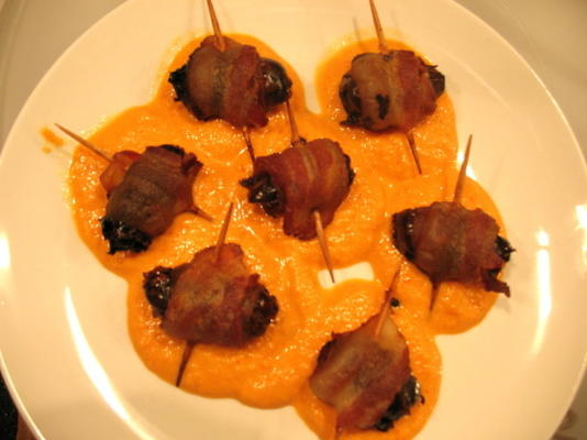 tapas: bacon verpakte dadels en zoete rode paprika saus