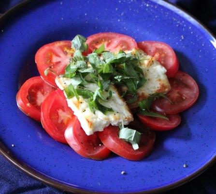 gegrilde feta met verse tomaten