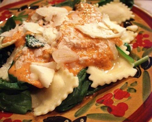 spinazie-ravioli salade met olijfolie tomatenvinaigrette