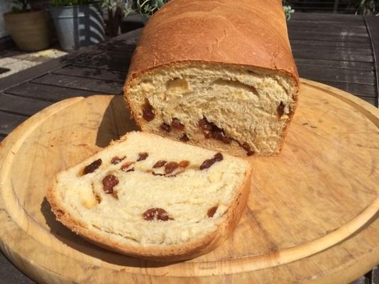 zoet brood met rozijnen