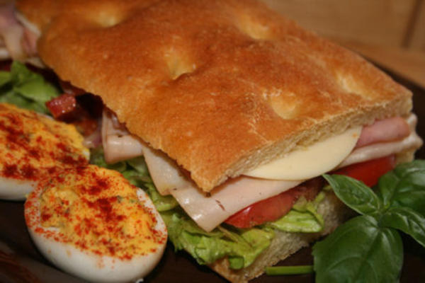 ciabatta deli sandwiches: een stevige sandwich in Italiaanse stijl