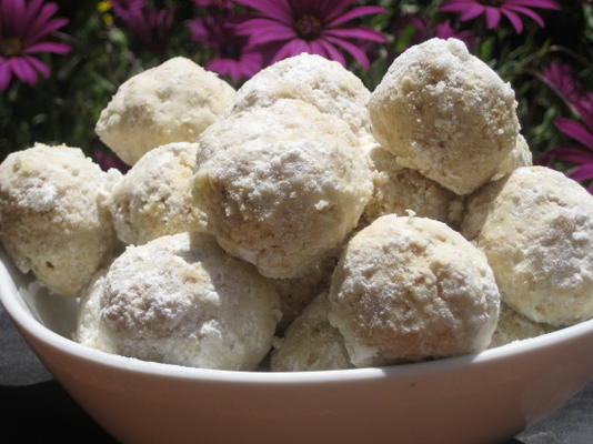 tropische Hawaiiaanse sneeuwballen (russische theekoekjes in Hawaï)