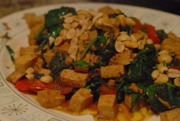 pittige Thaise tofu met rode paprika en pinda's