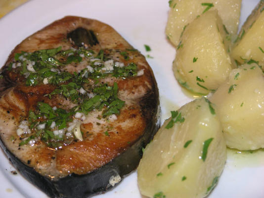 tonijnsteak met Dalmatische citroen-knoflooksaus