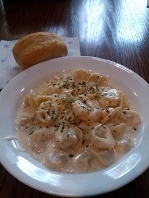 Bobell-tortellini en garnalen in Alfredo-saus