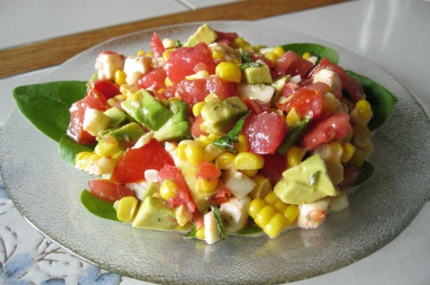 verse mozzarella salade met avocado, geroosterde maïs en tomaat