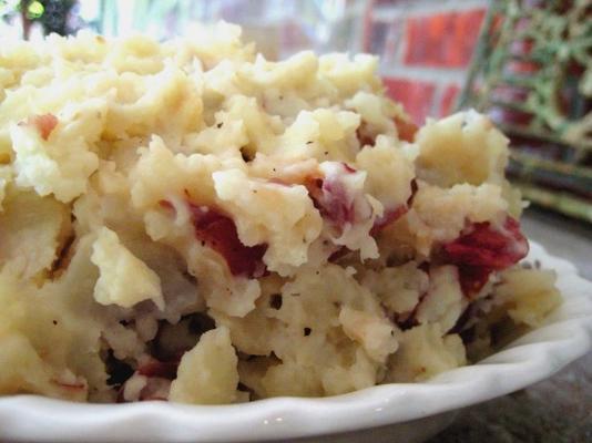 geroosterde knoflook verbrijzelde aardappelen