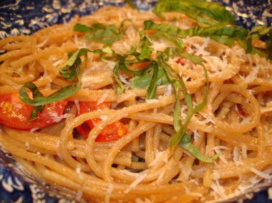 spaghetti aglio olio e peperoncino (knoflook, olie en paprika's)