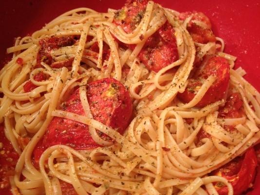 mediterrane pasta met vuur geroosterde tomaten