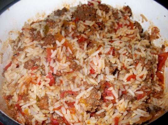 gekruide rijst met gehakt (een gerecht maaltijd)