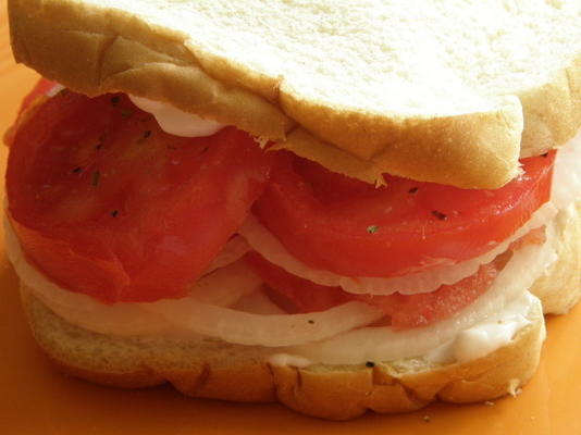 sandwich met tomaat en ui