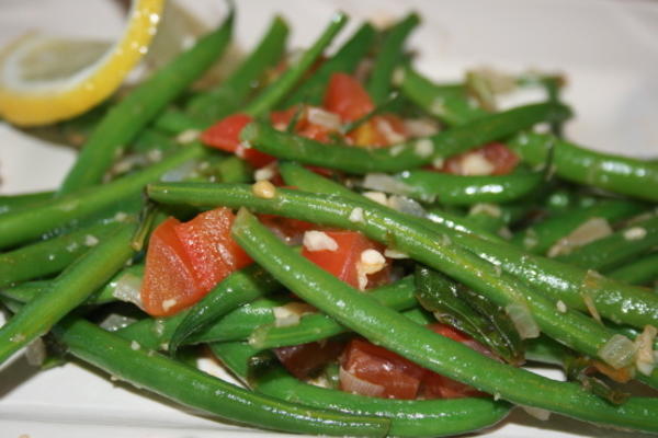 groene bonen gestoofd met tomaten en basilicum