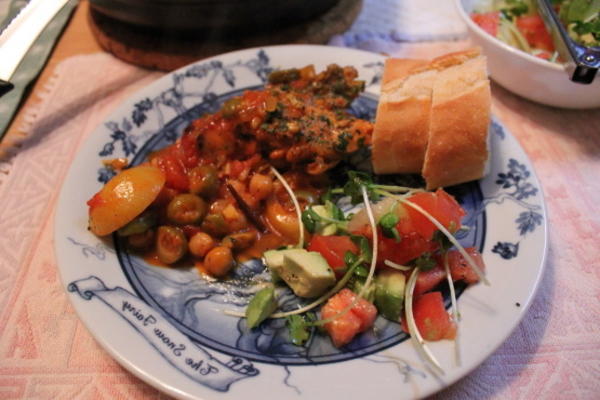 gekruide kippendijen in tomatenbouillon met olijven en kikkererwten