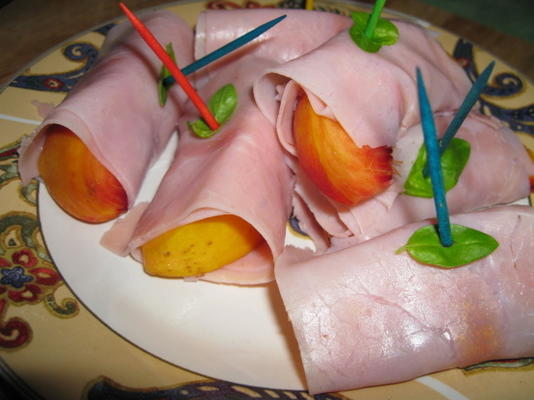 perziken met serranoham en basilicum