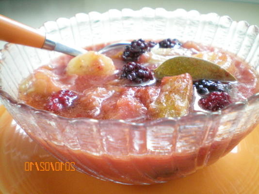 warme rabarber, rode banaan en blackberry-salsa