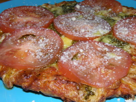 makkelijke kaas- en pesto-pizza met verse tomaten