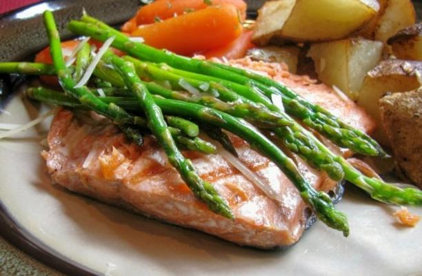 gegrilde knoflookasperges en zalm