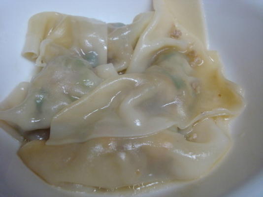 gekookte garnalen en dumplings van varkensvlees