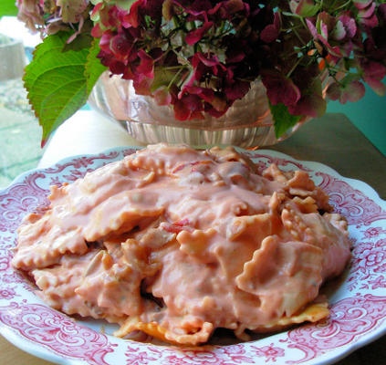 pasta in het roze met rode paprikapuree