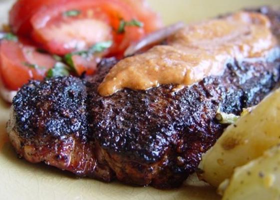 Speak-crusted New York strip steaks met mesa grill steak saus