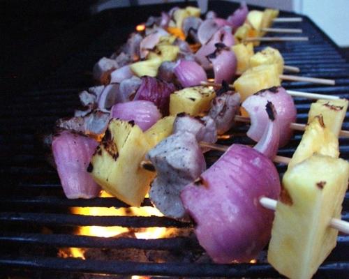 gegrilde varkens spiesjes met gerookte rode curry bbq saus
