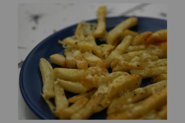 kaasachtige knoflook- en kruidenspaanders (friet)