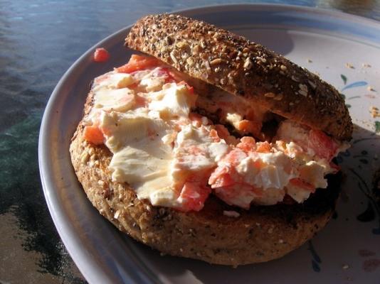 romige groente verspreid over volkoren bagels