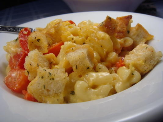 gegratineerde macaroni en kaas met tomaten