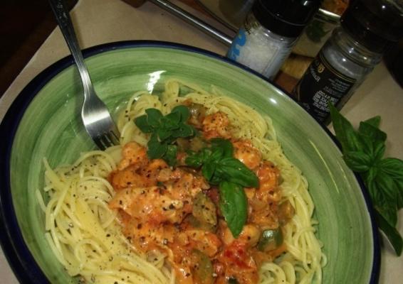 spaghetti con pollo, salsiccia, e peperone