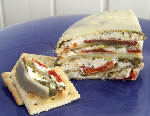 Italiaanse zongedroogde tomaat, provolone en pesto torte