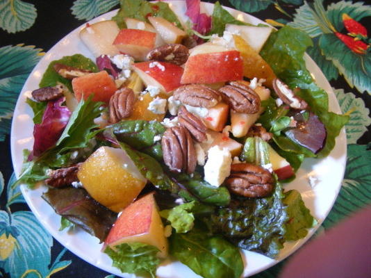 gemengde groene salade, peren, appel en geroosterde pecannoten