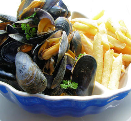 moules frites - franse / belgische bistro-achtige mosselen en friet