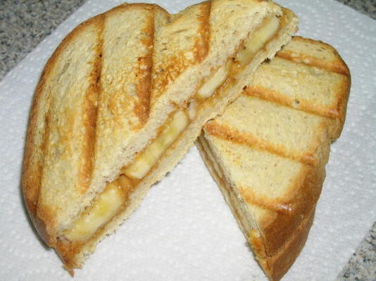 gegrilde boterham met pindakaas en banaan (geen boter)