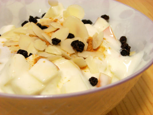 yoghurt met appel en amandelen