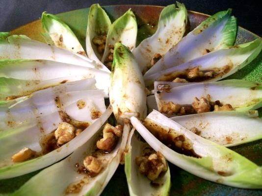 andijvie salade met geroosterde noten