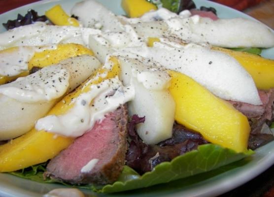 salade van rundvlees, mango en peren