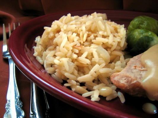 rijstpilaf met knoflook en uien